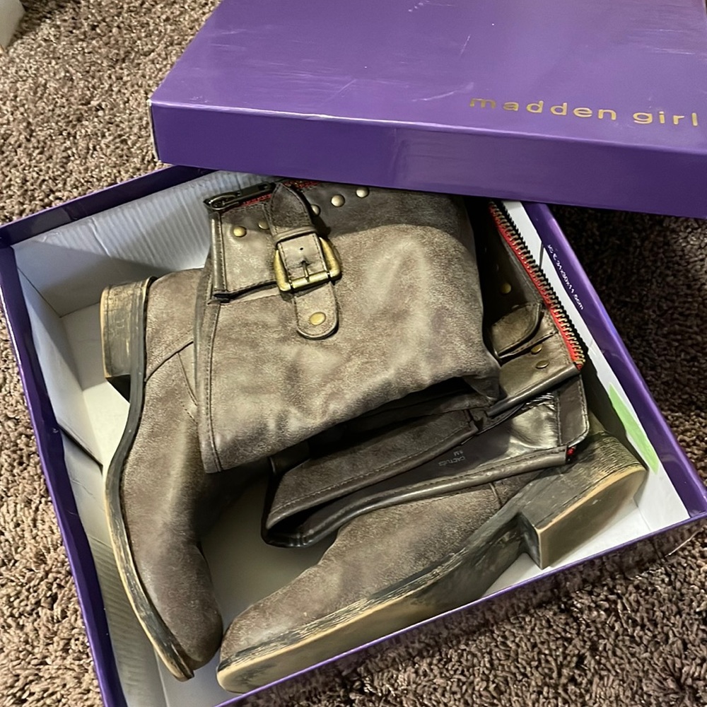 EUC Size 8 Women’s Madden Girl Brown Knee High Boots